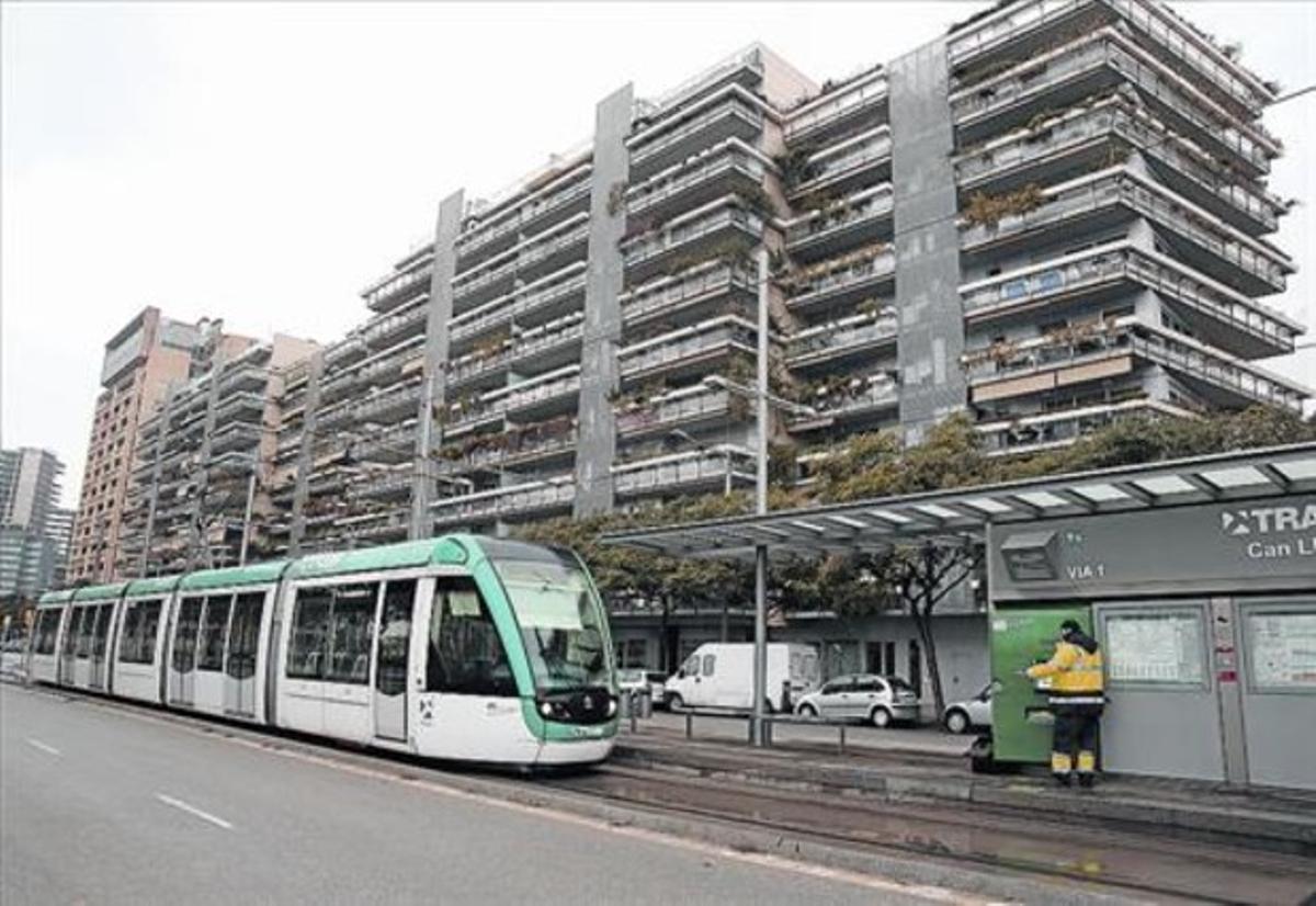 Un tranvía pasa frente a unos edificios con terrazas espaciosas de la avenida de Eduard Maristany, el lunes.