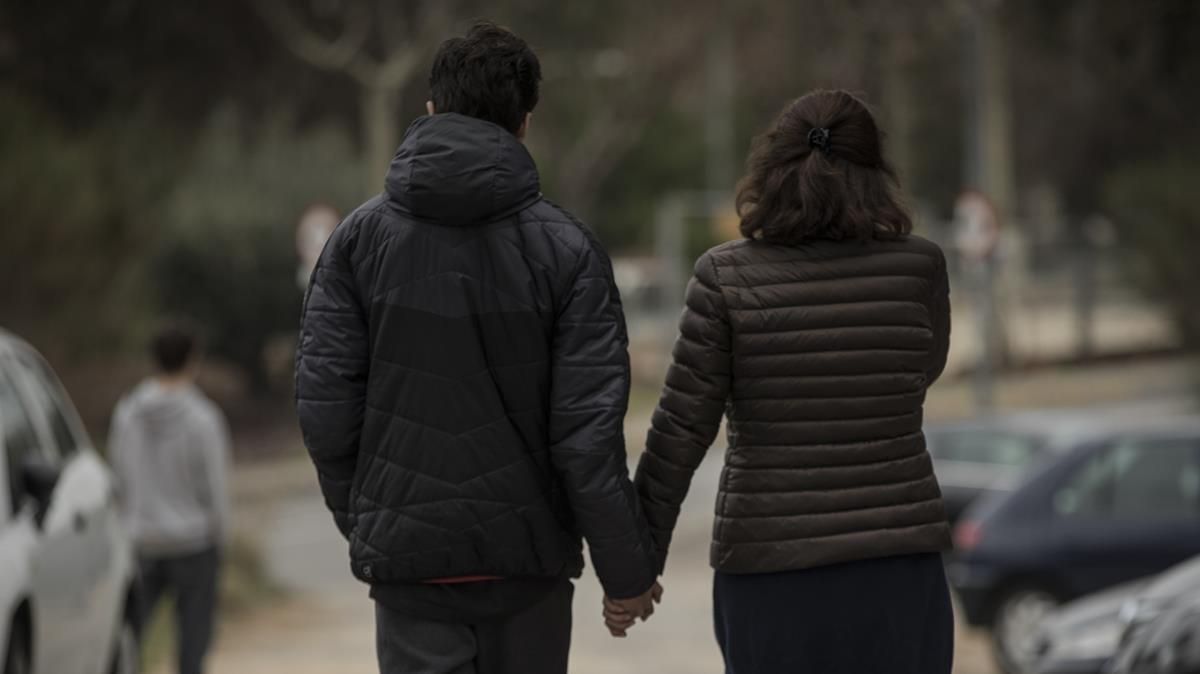 Salvador y su madre Cristina, en las instalaciones de Proyecto Hombre, en Montgat el jueves. Salvador y su madre Cristina, en las instalaciones de Proyecto Hombre, en Montgat el jueves.