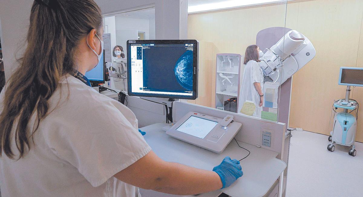 Una doctora observa la mama en la unidad de radiología del Vall d’Hebron de Barcelona.
