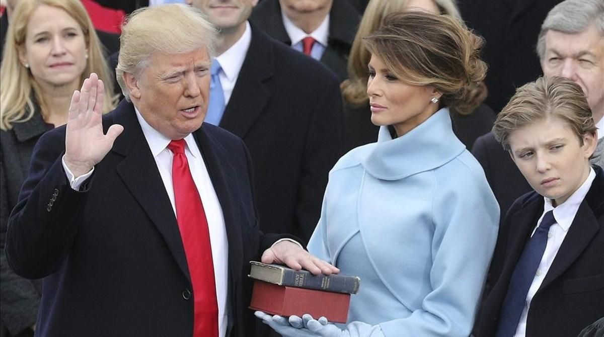Donald Trump jura como presidente numero 45 de la historia de EEUU, junto a su esposa, Melania, y su hijo Barron. Donald Trump jura como presidente numero 45 de la historia de EEUU, junto a su esposa, Melania, y su hijo Barron.