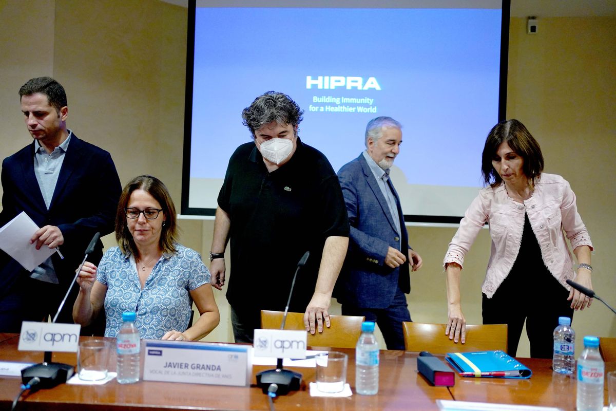 Rueda de prensa de responsables de la farmacéutica Hipra, de izquierda a derecha Borja Cabezón ( representante del ministerio de Exteriores) , Carmen Cámara ( sociedad española de inmunología ) Javier Granda (voal de la junta directiva de Anis) Elia Torroella (HIPRA ) Ángel Gil de Miguel ( catedrático de medicina preventiva ). Rueda de prensa de responsables de la farmacéutica Hipra, de izquierda a derecha Borja Cabezón ( representante del ministerio de Exteriores) , Carmen Cámara ( sociedad española de inmunología ) Javier Granda (voal de la junta directiva de Anis) Elia Torroella (HIPRA ) Ángel Gil de Miguel ( catedrático de medicina preventiva ).