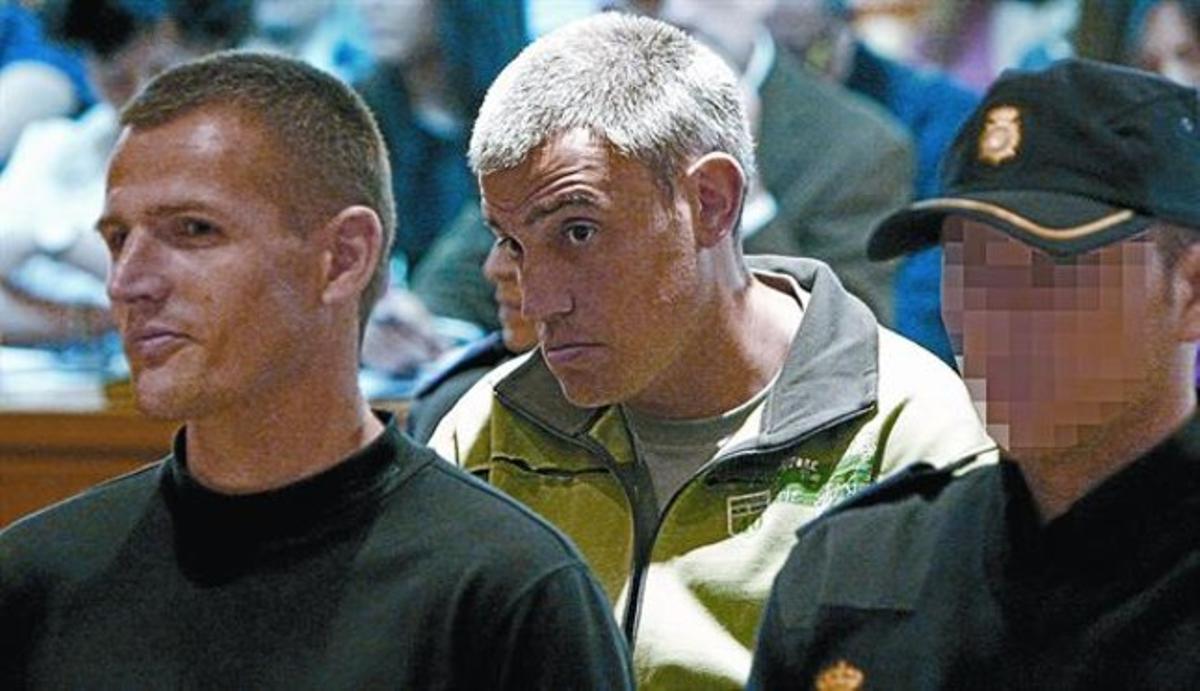 Els etarres Igor Portu (esquerra) i Mattin Sarasola, durant el judici per l’atemptat de la T-4, a l’Audiència Nacional, al maig.
