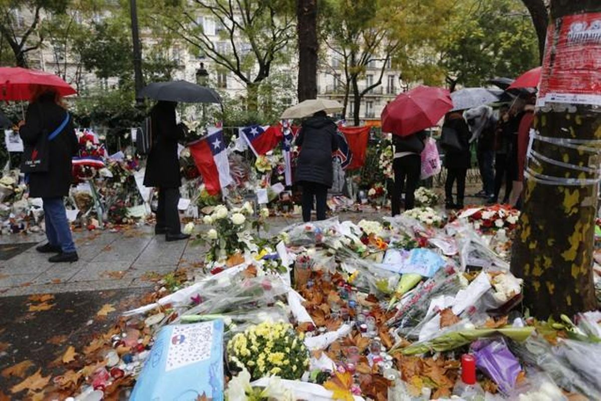 Flores, velas y mensajes como tributo a las victimas de la discoteca Bataclan en París, uno de los sitios que sufrió los ataques terroristas. Flores, velas y mensajes como tributo a las victimas de la discoteca Bataclan en París, uno de los sitios que sufrió los ataques terroristas.