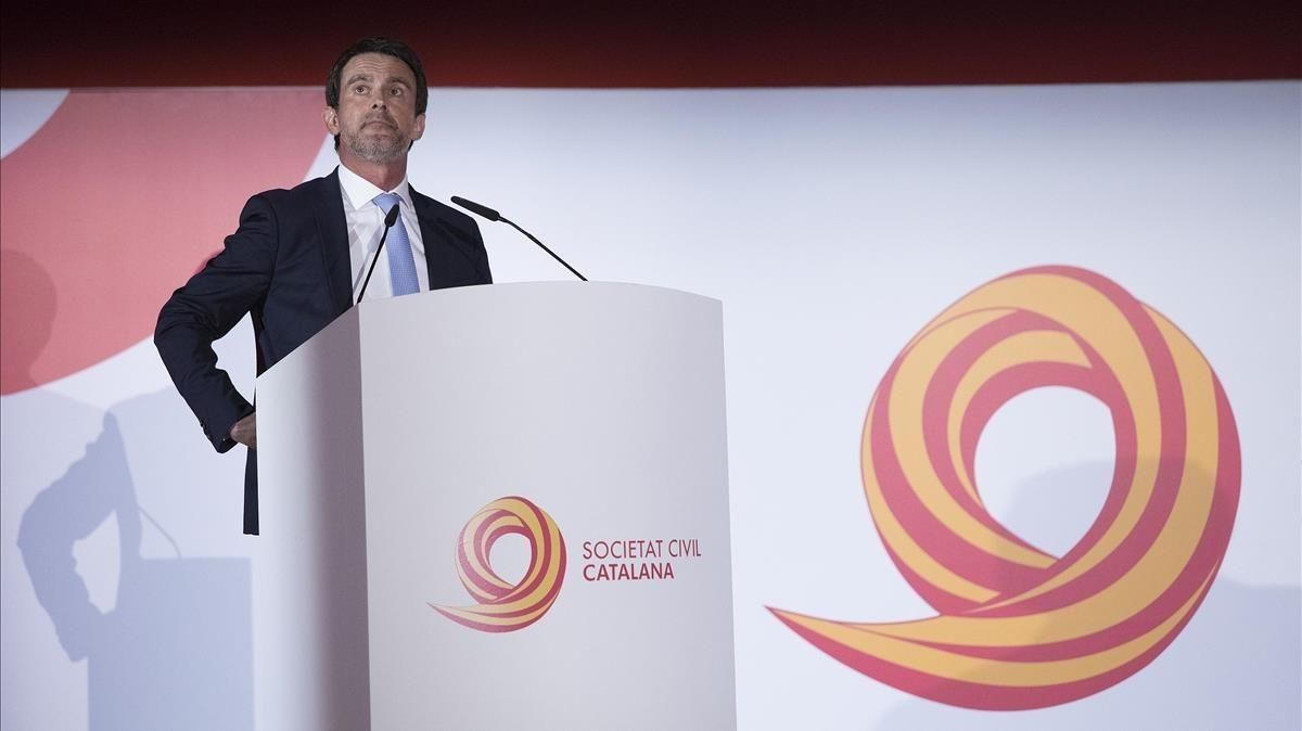 Valls recibe un premio de Societat Civil Catalana, el pasado lunes. Valls recibe un premio de Societat Civil Catalana, el pasado lunes.