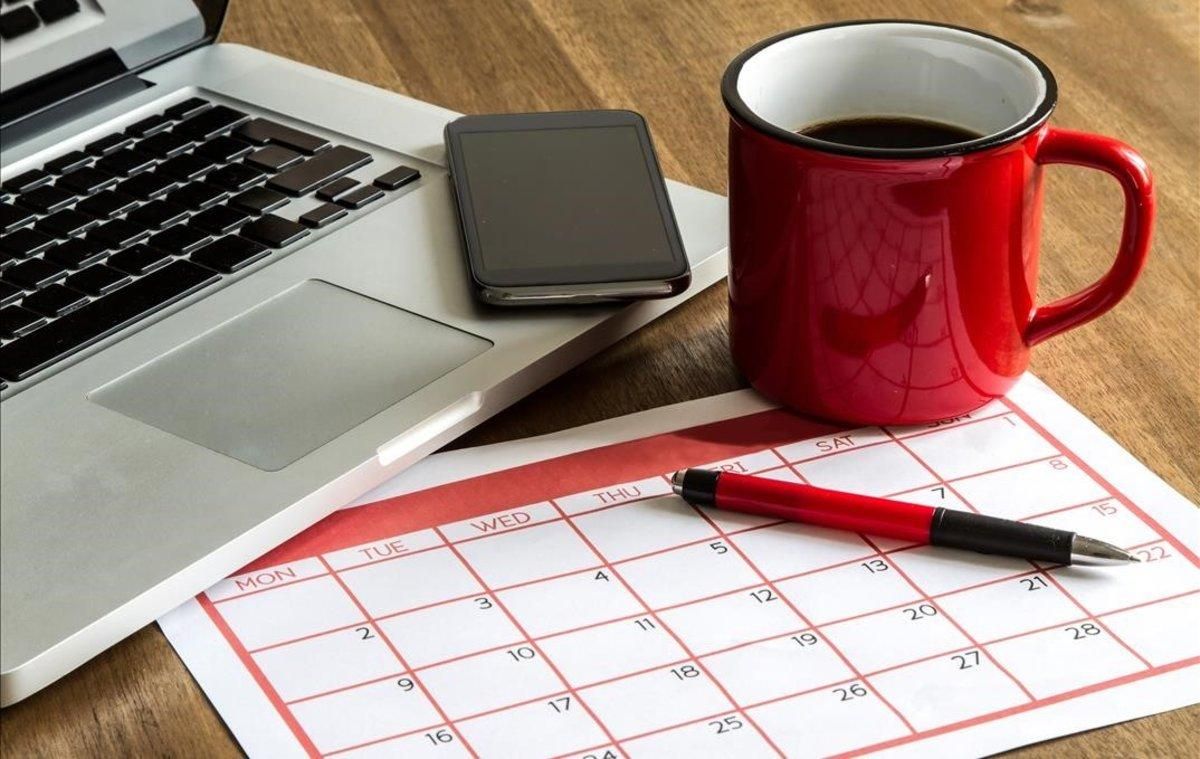Calendario mensual con ordenador portátil. Calendario mensual con ordenador portátil.
