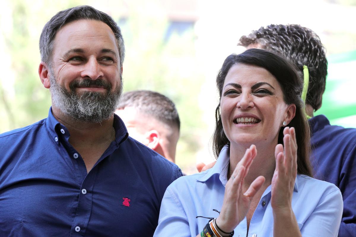 El presidente de Vox, Santiago Abascal, junto con la candidata de Vox a la presidencia de Andalucía, Macarena Olana, durante un acto de precampaña electoral celebrado  en Granada.