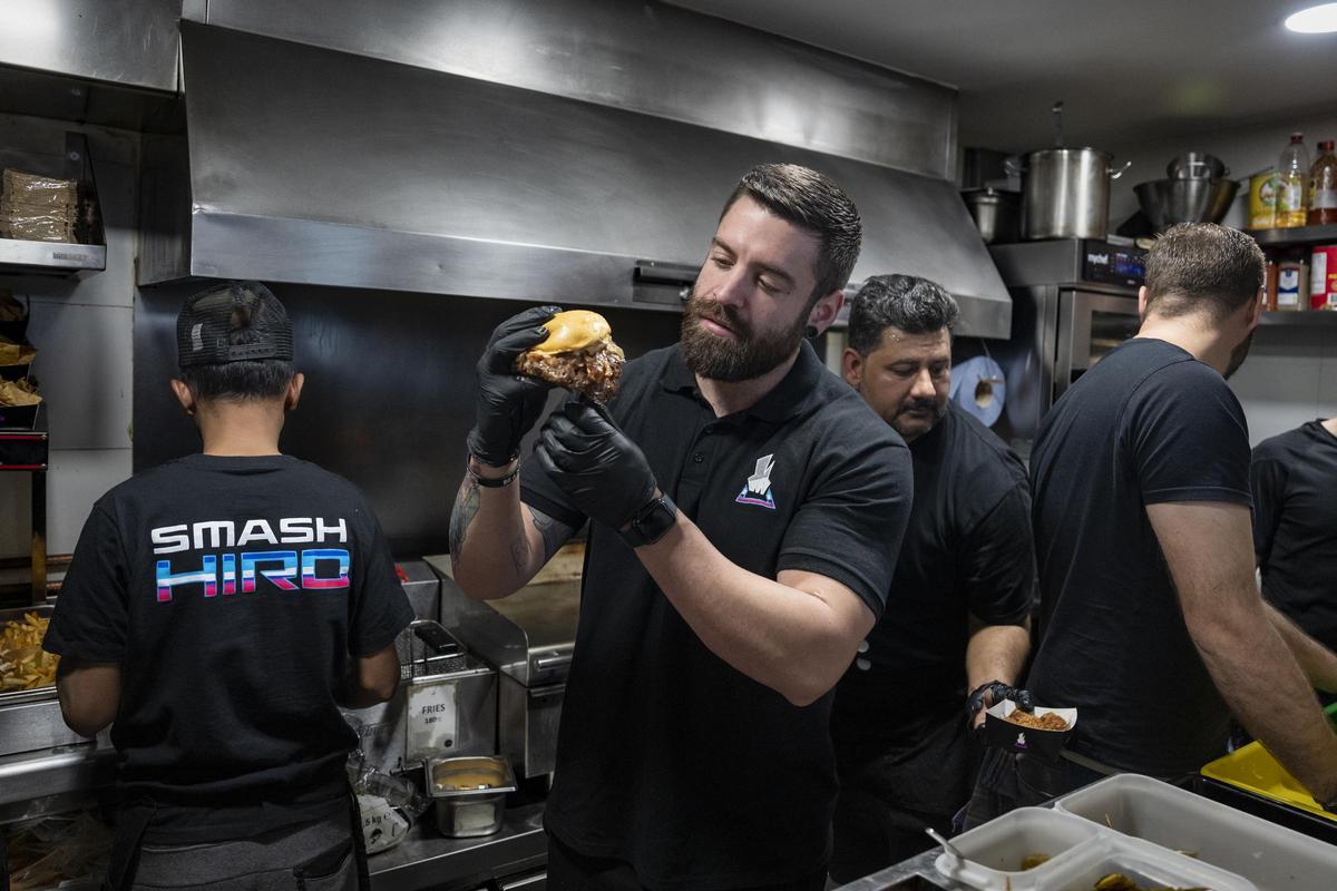 smash v2 leather women's sneakers