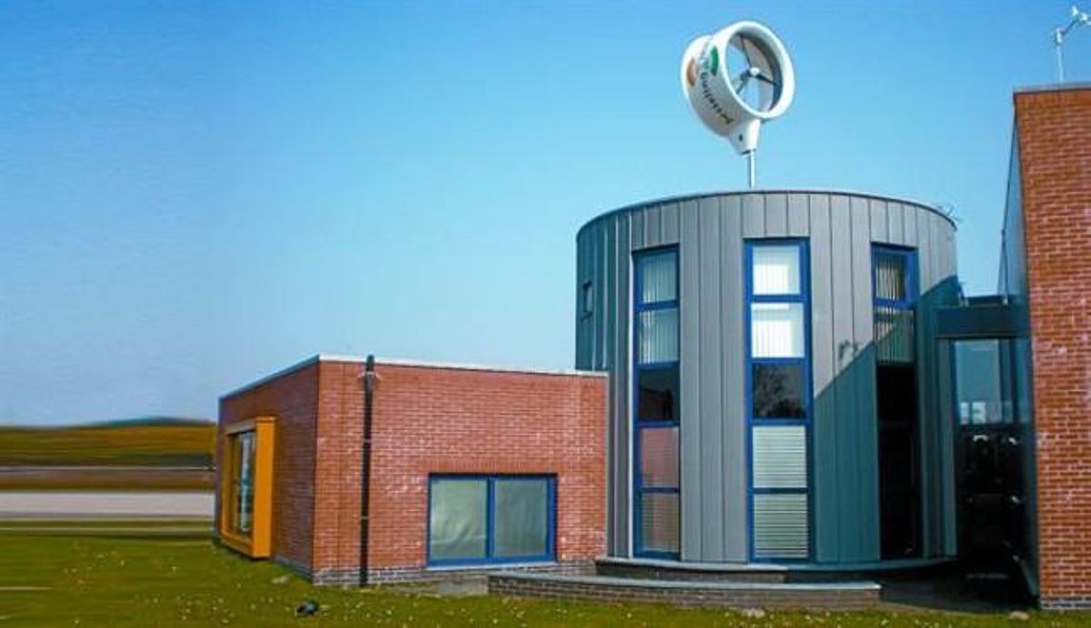 Un miniaerogenerador en el tejado del que se conoce como Edificio de la Energía, en Rotterdam. Un miniaerogenerador en el tejado del que se conoce como Edificio de la Energía, en Rotterdam.