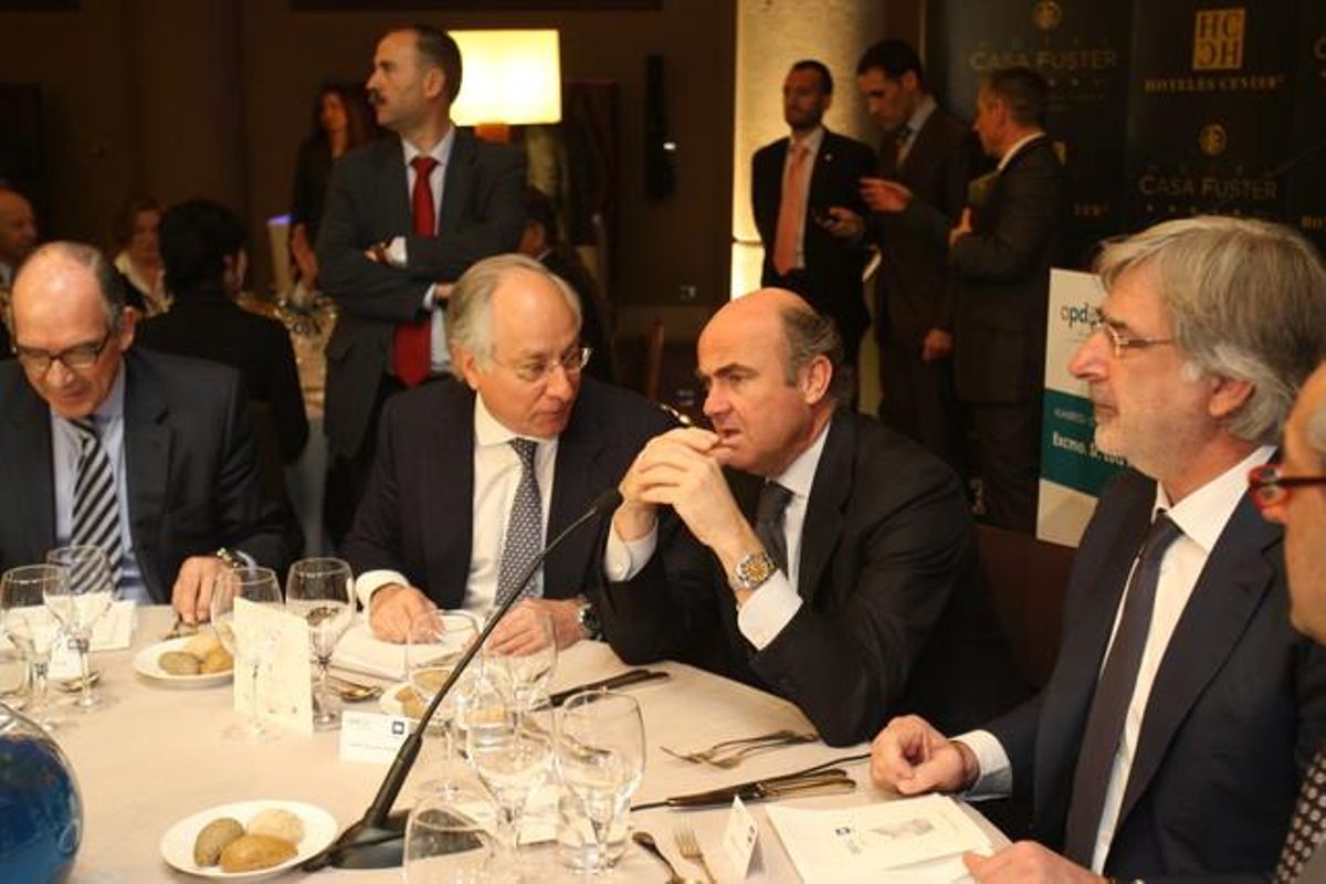 El ministro Luis de Guindos, con Pedro Fontana (izquierda), presidente de Áreas; Joan Maria Nin, consejero delegado de CaixaBank, y el abogado Emilio Cuatrecasas, en la comida en el Hotel Casa Fuster de Barcelona. El ministro Luis de Guindos, con Pedro Fontana (izquierda), presidente de Áreas; Joan Maria Nin, consejero delegado de CaixaBank, y el abogado Emilio Cuatrecasas, en la comida en el Hotel Casa Fuster de Barcelona.
