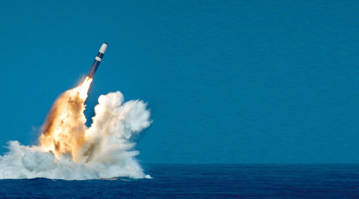 Un misil Trident es lanzado desde un submarino norteamericano de la clase Ohio durante unos ejercicios