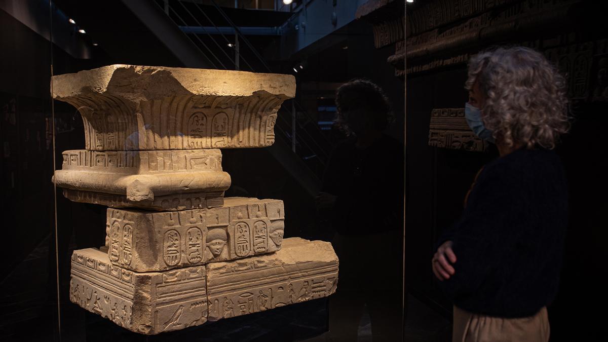 Reproducciones exactas en 3D de una esquina del templo de Ptolomeo I en Sharuna, en la muestra ’Ptolomeu, faraón de Egipto’, en el Museu Egipci. 