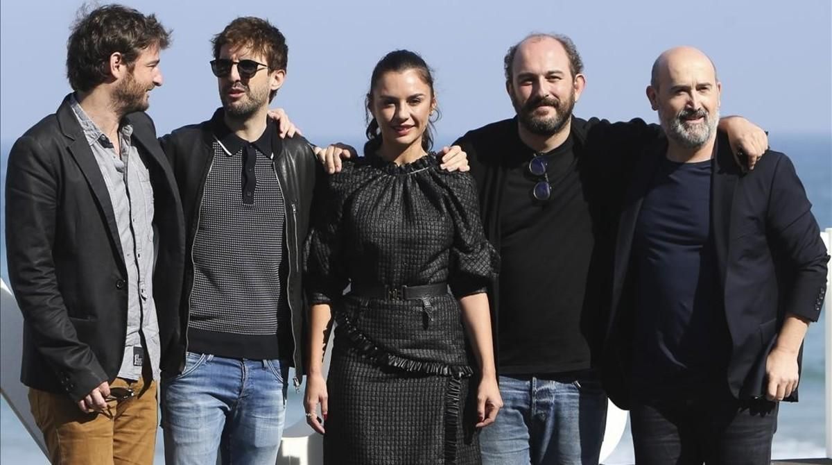 De izquierda a derecha, Gorka Etxea, Julián López, Miren Ibarguren, Borja Cobeaga y Javier Cámara, en San Sebastián. De izquierda a derecha, Gorka Etxea, Julián López, Miren Ibarguren, Borja Cobeaga y Javier Cámara, en San Sebastián.
