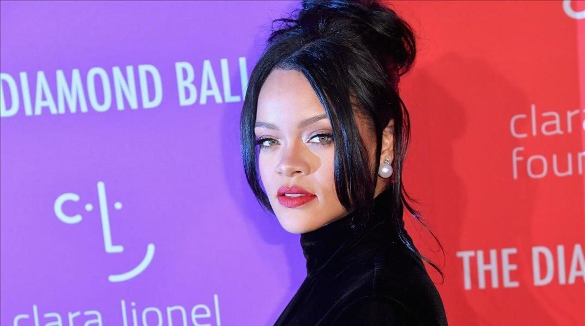 Rihanna posa en la gala Diamond Ball, en Nueva York. Rihanna posa en la gala Diamond Ball, en Nueva York.