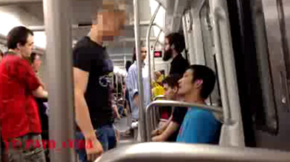 El vídeo publicat a Youtube que mostra l’agressió a un noi oriental al metro de Barcelona.