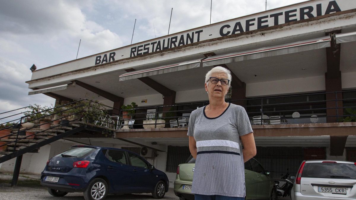 Maria Dolors posa en el aparcamiento de su hotel restaurante, en Medinyà, a los pies de la N-II Maria Dolors posa en el aparcamiento de su hotel restaurante, en Medinyà, a los pies de la N-II