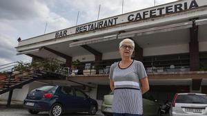 Maria Dolors posa en el aparcamiento de su hotel restaurante, en Medinyà, a los pies de la N-II