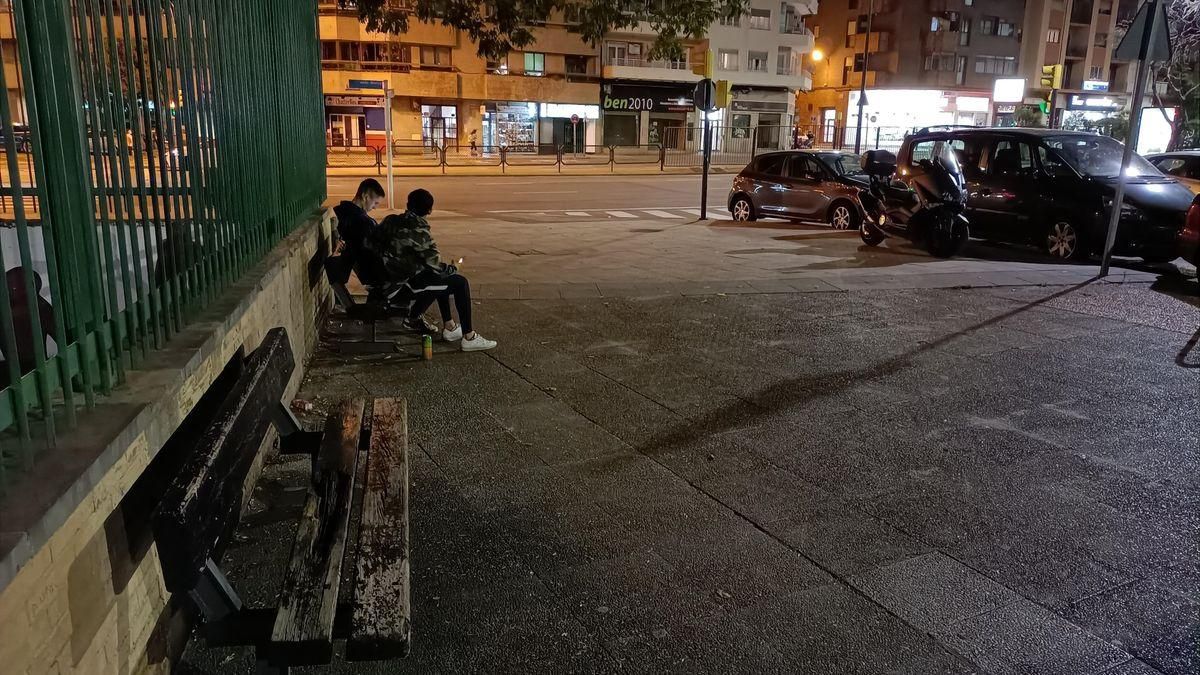 Los menores se encontraban en uno de estos bancos. Los menores se encontraban en uno de estos bancos.