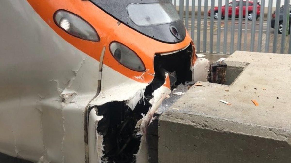 Un tren de la R1 choca contra el tope de la vía 4 de Mataró y provoca más de 15 heridos leves, este martes. Un tren de la R1 choca contra el tope de la vía 4 de Mataró y provoca más de 15 heridos leves, este martes.