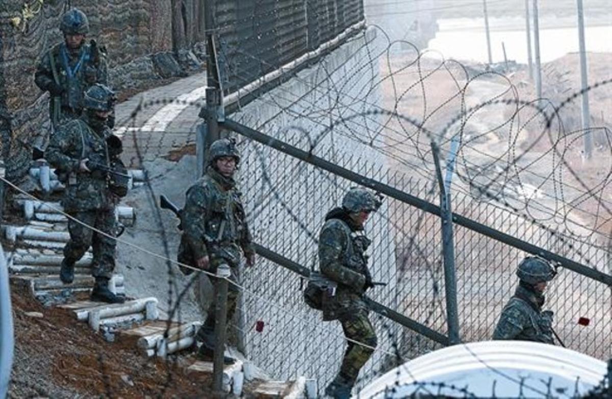 Soldats sud-coreans patrullen la frontera amb Corea del Nord a prop de Panmunjom, ahir.