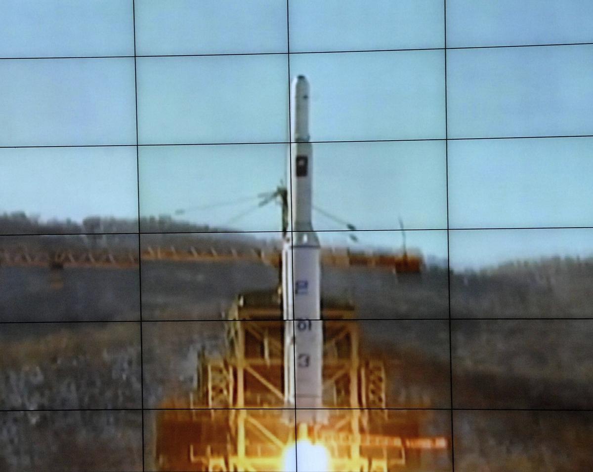 Imagen tomada de la televisión el 12 de diciembre de 2012 que muestra la retransmisión del lanzamiento del cohete de largo alcance norcoreano Unha-3 para poner en órbita un satélite desde el Centro Espacial Sohae. EFE/YONHAP