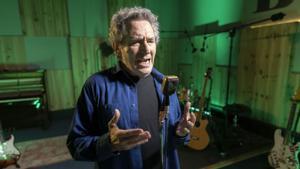 El cantante granadino Miguel Ríos, grabando su mítica canción ’Himno a la alegría’ en catalán para ’La Marató’.
