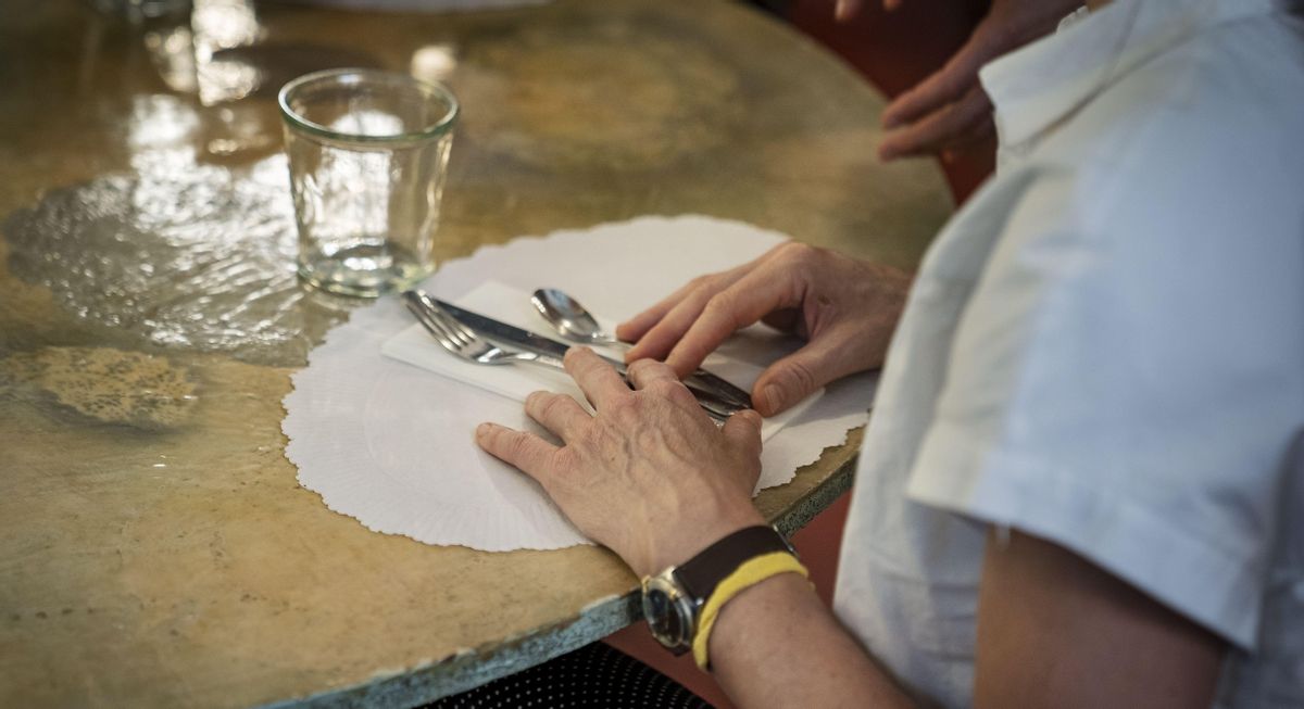 El precio de la luz obliga a todos los restaurantes de Barcelona a ofrecer “experiencias gastro a oscuras” El precio de la luz obliga a todos los restaurantes de Barcelona a ofrecer “experiencias gastro a oscuras”