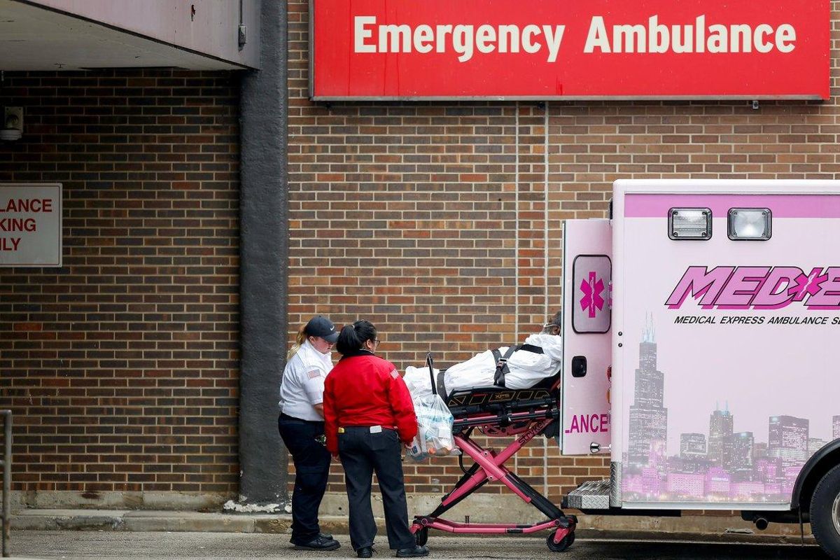 Personal sanitario traslada a un paciente en un hospital de Chicago. Personal sanitario traslada a un paciente en un hospital de Chicago.