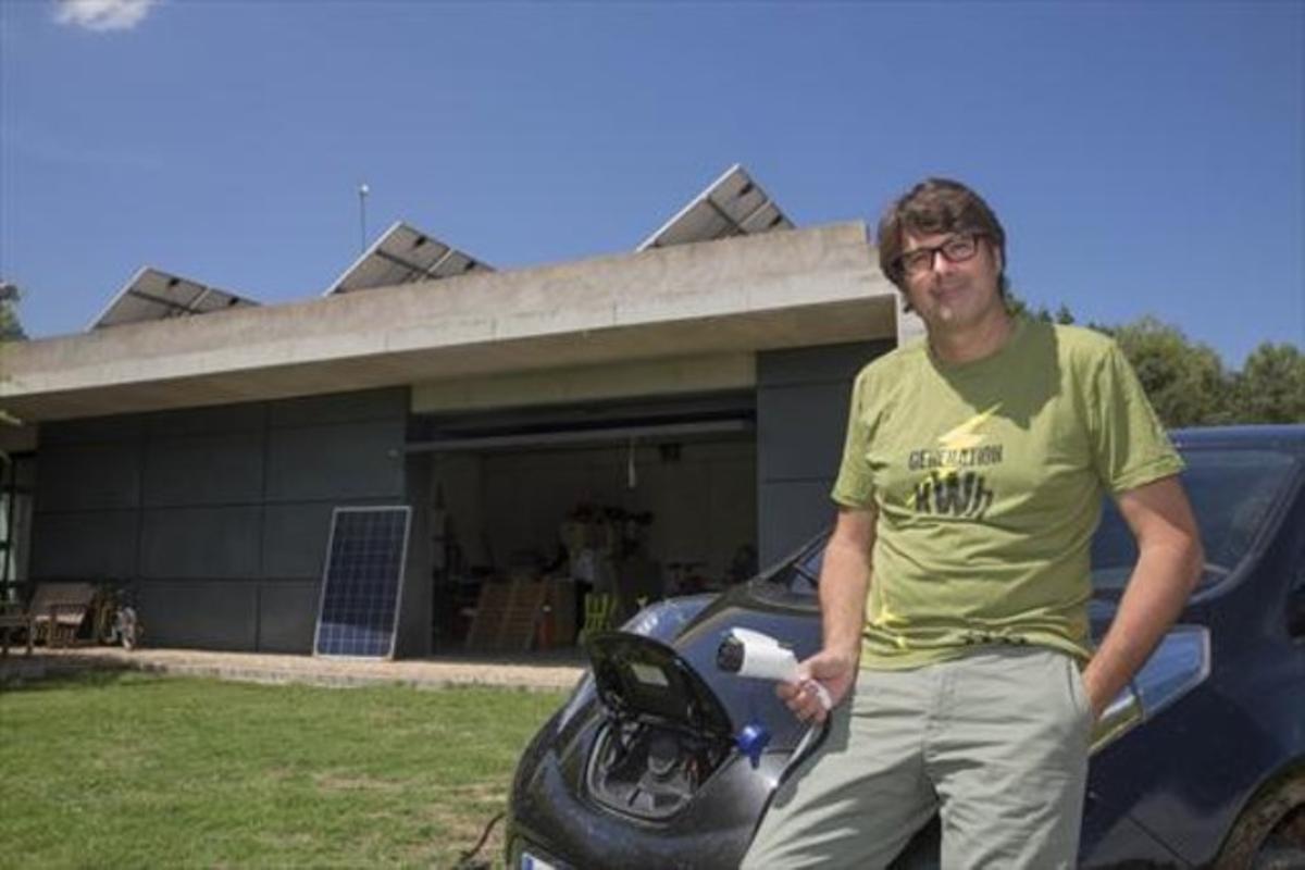 El origen 8 Gijsbert Huijinkj conecta un cable con suministro de energía renovable a la toma eléctrica de un automóvil, en Vilademuls. El origen 8 Gijsbert Huijinkj conecta un cable con suministro de energía renovable a la toma eléctrica de un automóvil, en Vilademuls.
