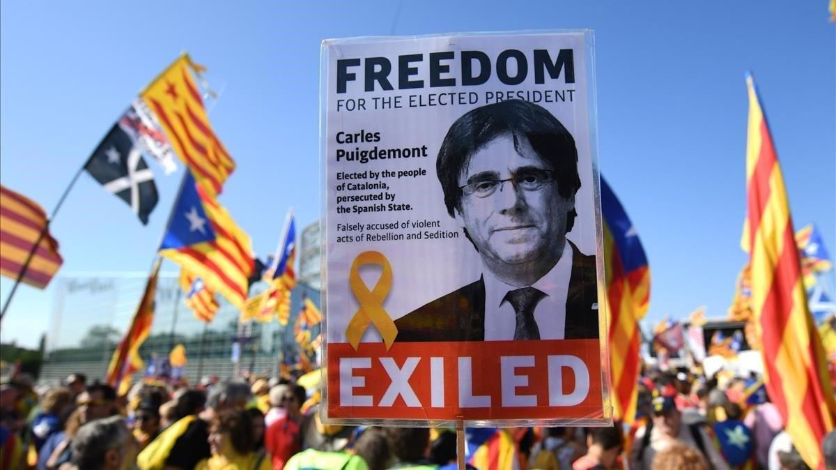 Manifestantes independentistas en Estrasburgo, el día de la constitución del Parlamento Europeo, el pasado 2 de julio, con pancartas de Puigdemont. Manifestantes independentistas en Estrasburgo, el día de la constitución del Parlamento Europeo, el pasado 2 de julio, con pancartas de Puigdemont.