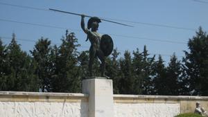 Contra Historia 08/08/2021 Monument en memòria de Lèonides, obra de Vasos Falieras (Wikipedia).