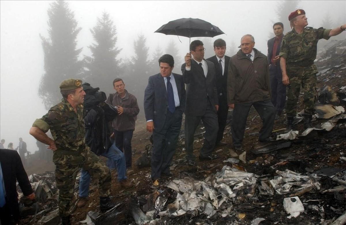 El entonces ministro de Defensa, Federico Trillo, visita el lugar del accidente del Yak-42, en Trebisonda (Turquía).