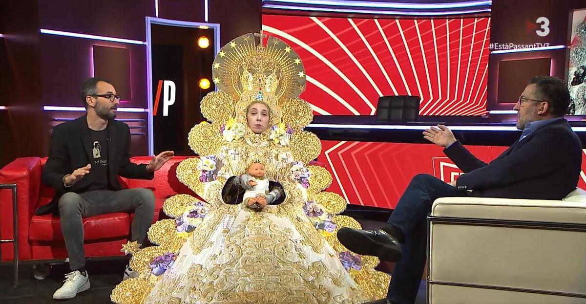 La parodia de la Virgen del Rocío en el programa ’Està passant’, de TV3, con Toni Soler, a la derecha.