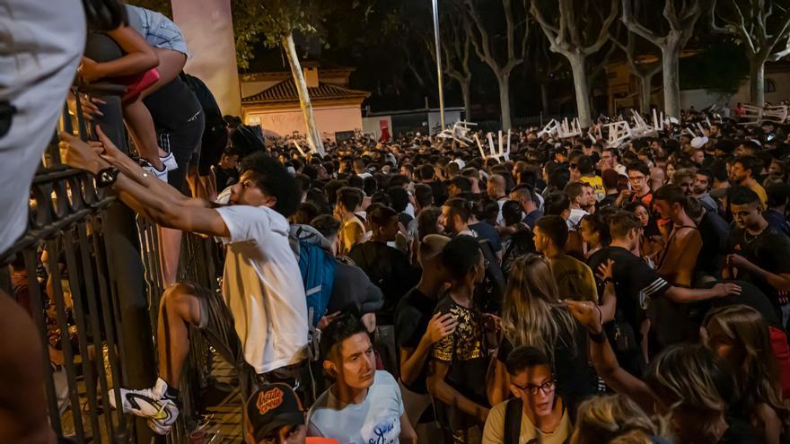 Els 'botellons' desborden Sants en la seva última nit de festes - Vimarsana News