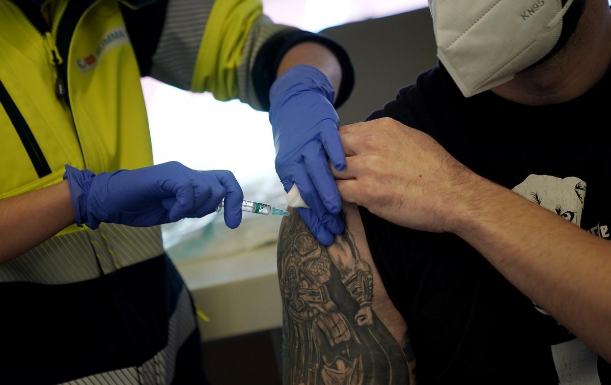 Una enfermera inyecta la vacuna contra el covid, en un hospital de Madrid.
