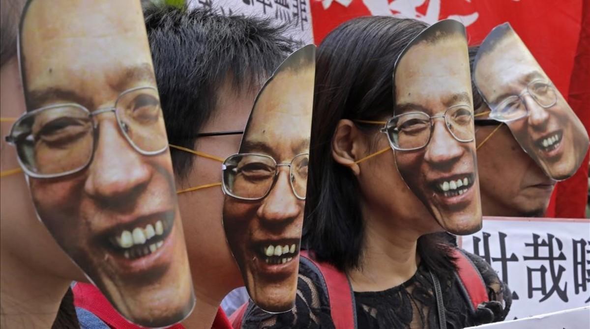 Manifestantes con caretas de Liu Xiaobo en Hong Kong, el 27 de junio.