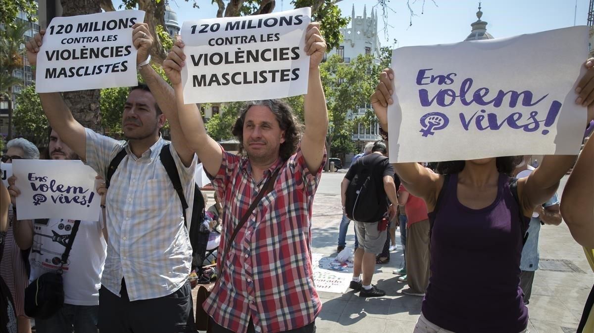 Acto reivindicativo contra los asesinatos machistas frente al Ayuntamiento de Valencia, en junio del 2017. Acto reivindicativo contra los asesinatos machistas frente al Ayuntamiento de Valencia, en junio del 2017.