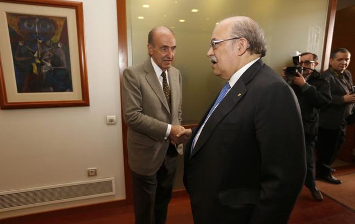Andreu Mas-Colell (derecha) saluda a Miquel Roca, el miércoles en Barcelona. Andreu Mas-Colell (derecha) saluda a Miquel Roca, el miércoles en Barcelona.