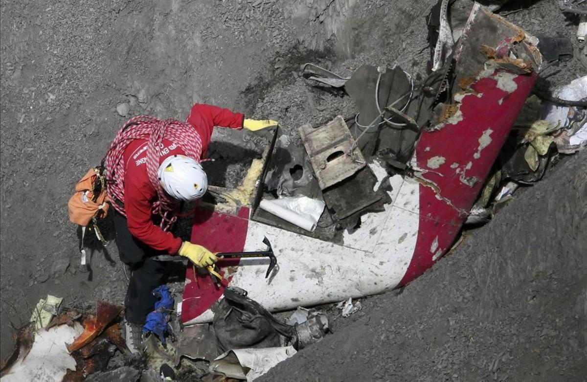 Inspección de restos del avión de Germanwings.