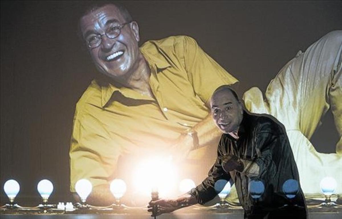 Ferran Terraza emula uno de los gestos característicos de Rubianes ante una imagen del cómico fallecido.