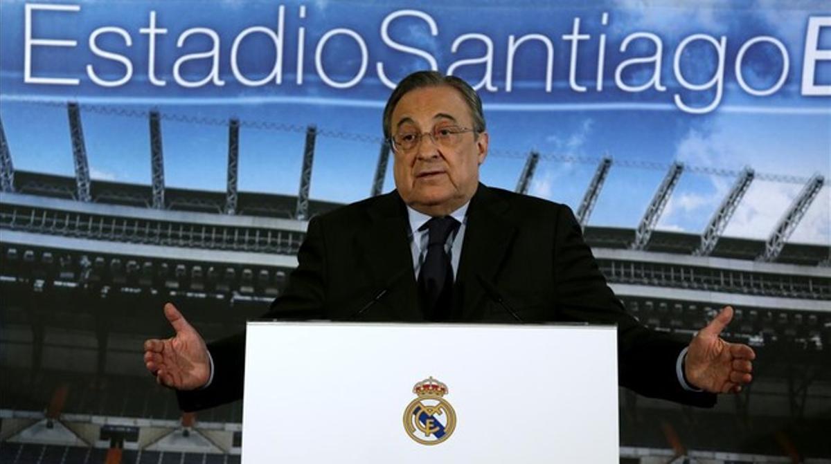 El presidente del Real Madrid, Florentino Pérez, en una rueda de prensa en el Estadio Santiago Bernabéu