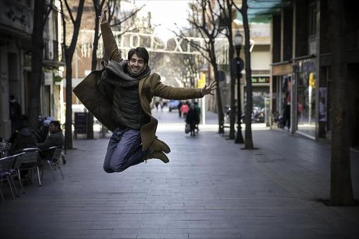 Enric Cambray salta en la calle de Rogent, la rambla del Clot. Enric Cambray salta en la calle de Rogent, la rambla del Clot.