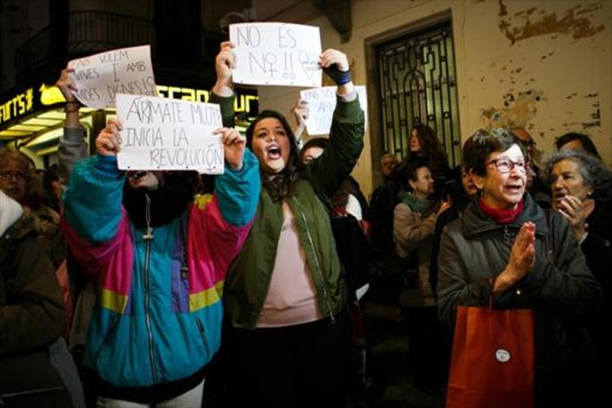 Concentración de protesta, ayer, ante el Ayuntamiento de Mataró.