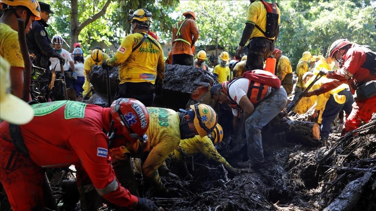 Equipos de emergencia intervienen en el lugar donde se ha registrado el corrimiento de tierras. Equipos de emergencia intervienen en el lugar donde se ha registrado el corrimiento de tierras.
