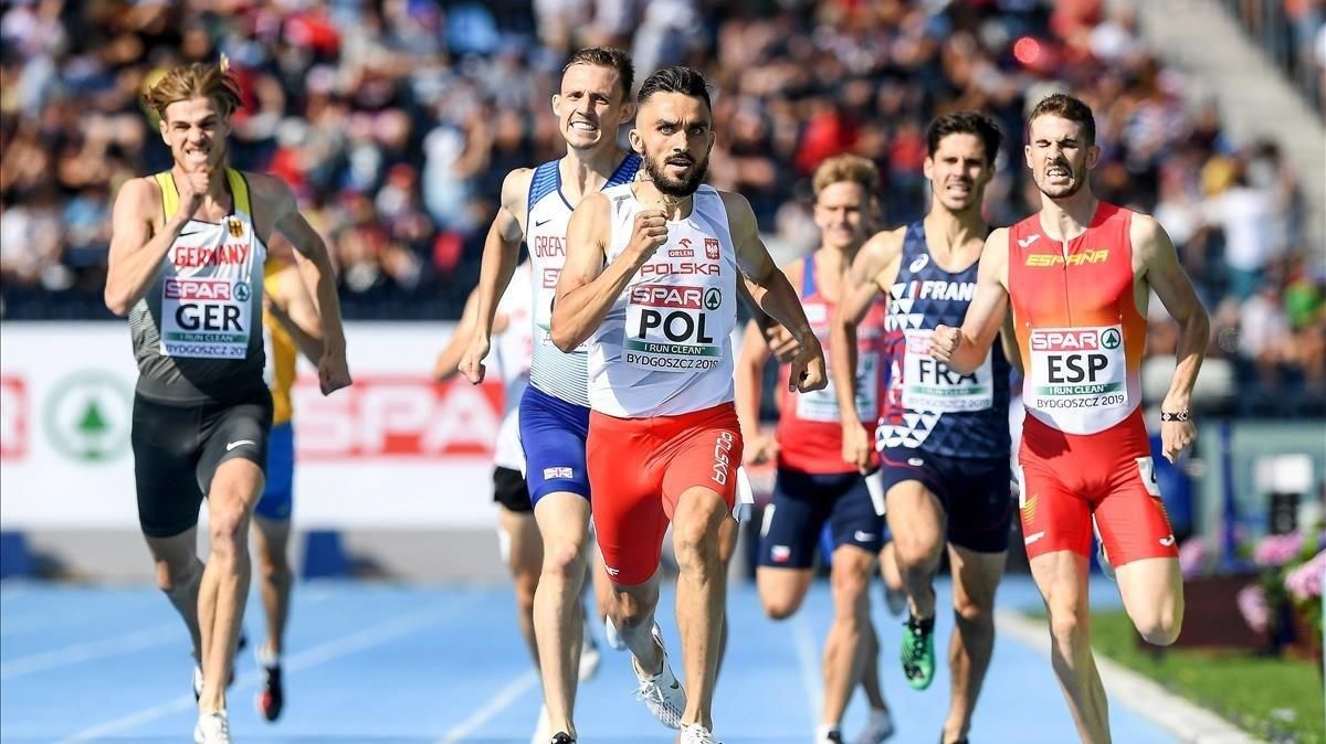 Álvaro de Arriba (derecha) en la recta final de los 800 metros. Álvaro de Arriba (derecha) en la recta final de los 800 metros.