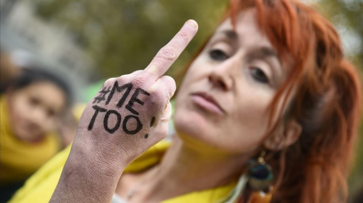 Una mujer muestra su dedo corazón en una manifestación convocada por el colectivo Efront-e-es, en la plaza de la República de París. Una mujer muestra su dedo corazón en una manifestación convocada por el colectivo Efront-e-es, en la plaza de la República de París.