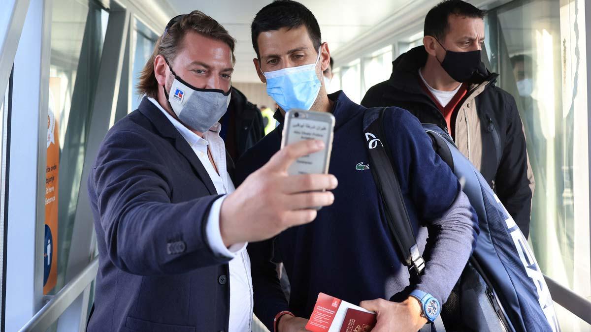 Novak Djokovic llega a Belgrado. En la foto, un hombre se toma un selfi con el tenista Novak Djokovic a su llegada al aeropuerto.