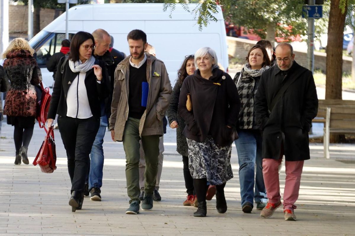 El tercer tinent d’alcalde de Badalona, José Téllez, quan arribava aquest matí a la Ciutat de la Justícia acompanyat de la seva advocada; l’alcaldessa de la ciutat, Dolors Sabater, i altres membres del govern municipal. El tercer tinent d’alcalde de Badalona, José Téllez, quan arribava aquest matí a la Ciutat de la Justícia acompanyat de la seva advocada; l’alcaldessa de la ciutat, Dolors Sabater, i altres membres del govern municipal.