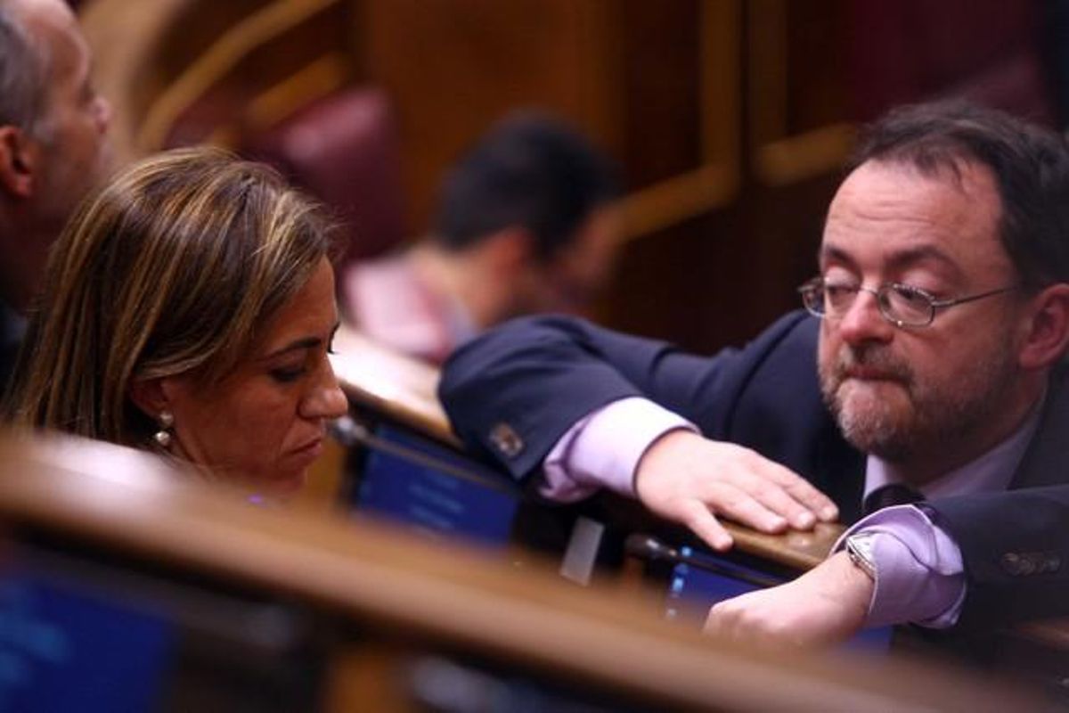 Daniel Fernández habla con Carme Chacón, en el Congreso de los Diputados, en enero del 2012. Daniel Fernández habla con Carme Chacón, en el Congreso de los Diputados, en enero del 2012.