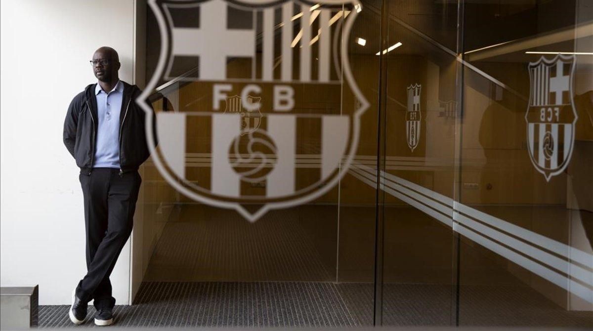 Lilian Thuram, en la puerta del palco del Camp Nou. Lilian Thuram, en la puerta del palco del Camp Nou.