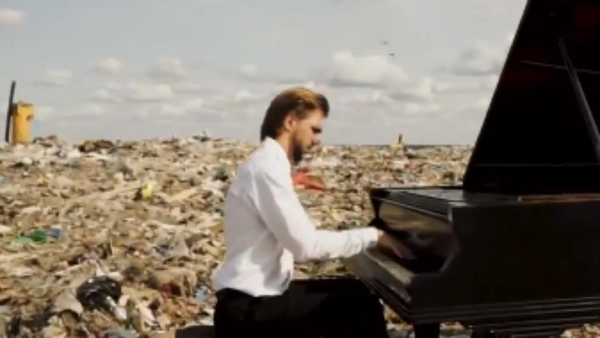 El pianista ruso Pavel Andreev ofrece un concierto en un vertedero de San Petersburgo